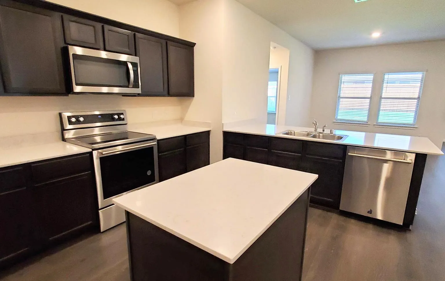 4 bed, 2011 sqft, $2,100 — Photo 4