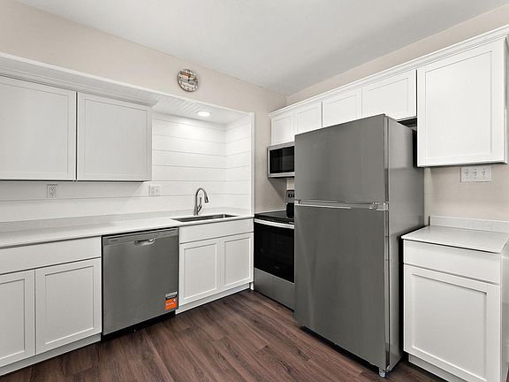 4th image of 1077 Blair Ave