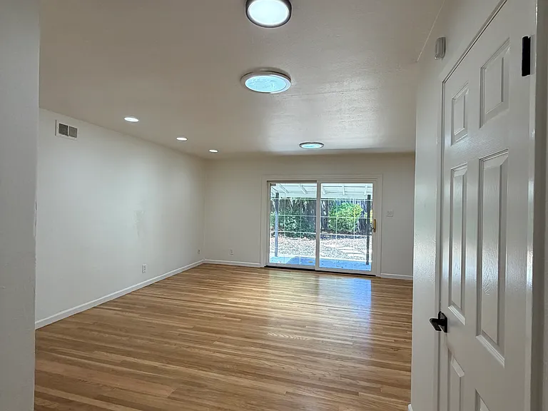 204 Carlester Dr — Photo 3