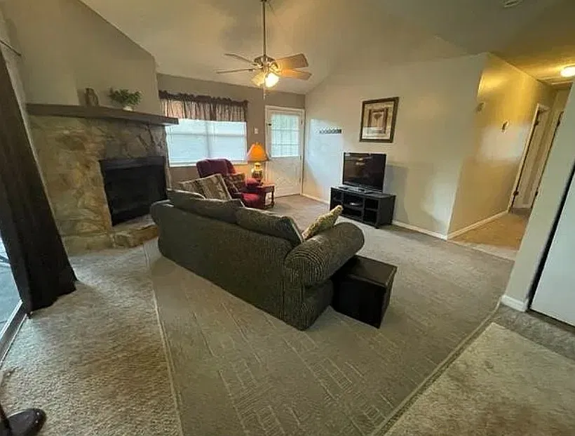 2 bed, 860 sqft, $1,600 — Photo 3