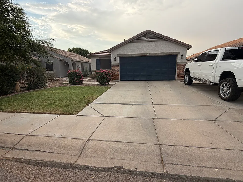 1360 W Belmont Red Trl