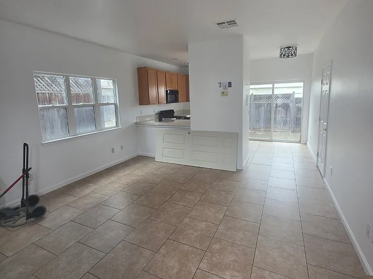 Hayley Ct — Photo 3