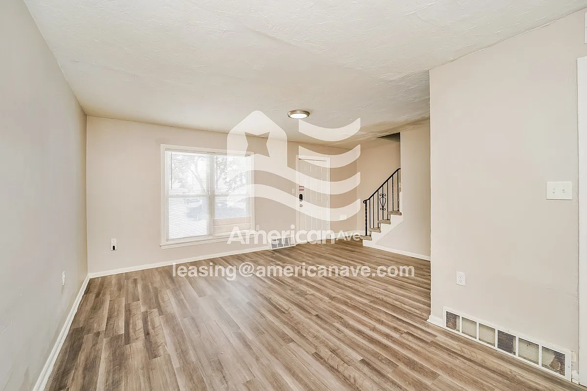1323752_002_living_room_14320820.jpg - 17407 Ridgeton Dr