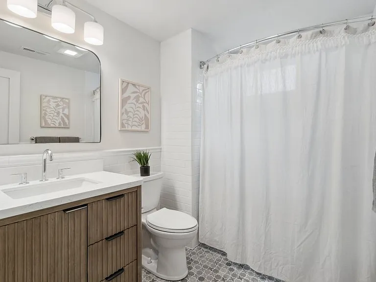 hall full bathroom