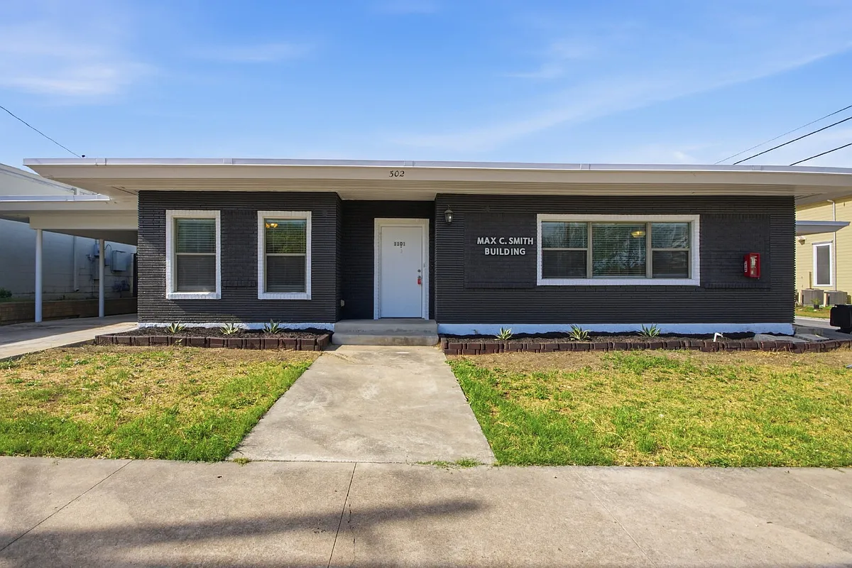 Building Photo - 302 W San Antonio St #101