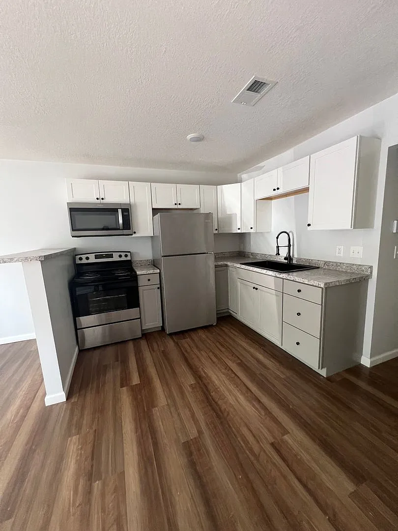 Modern 1 Bedroom in East Davenport — Photo 3