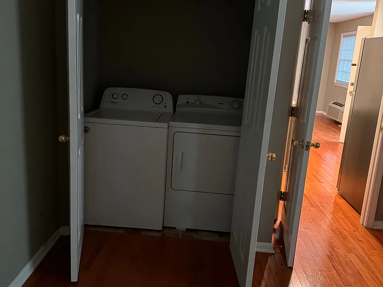 Adorable 1 Bed 1 Bath Apartment with hardwood floors! Washer/Dryer included! — Photo 17