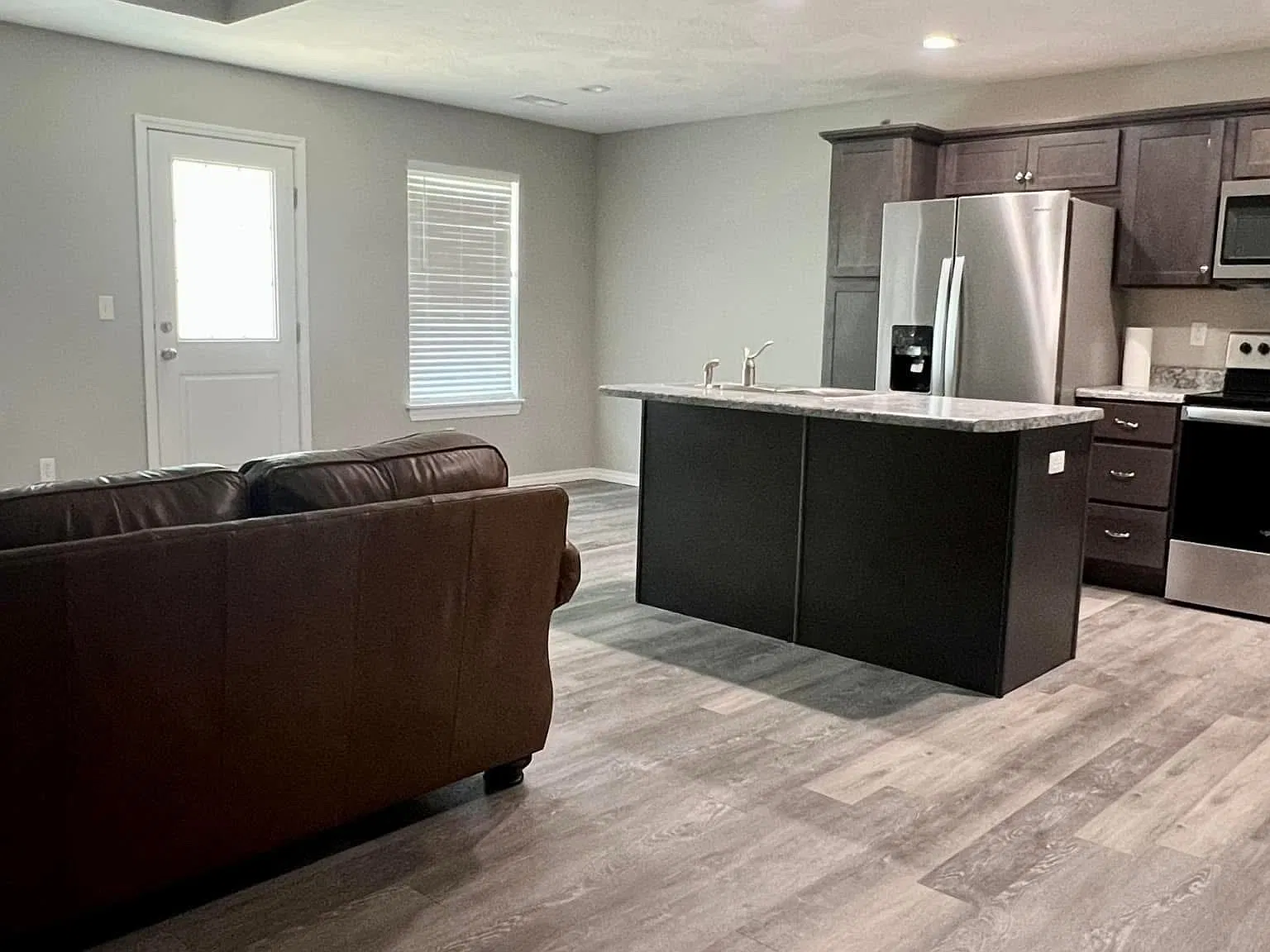 606 W Morgan Ct — Photo 2