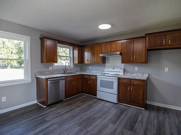 3rd image of 316 Robin Dr
