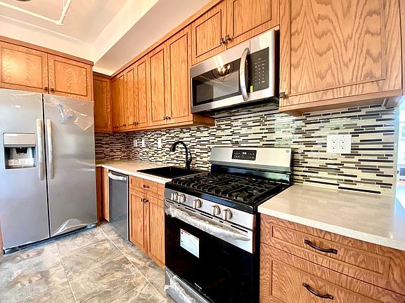 3rd image of 154 Halsey St APT 3