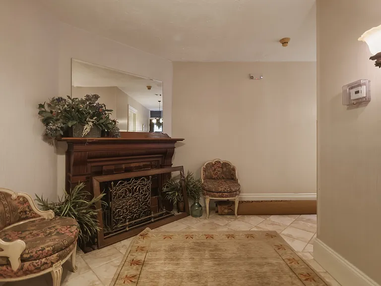 241 W Newton St #8 — Photo 8