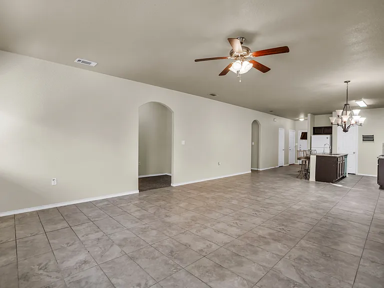 2049 Meadow View Dr — Photo 5