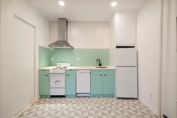 Rented by SERHANT. | media 8