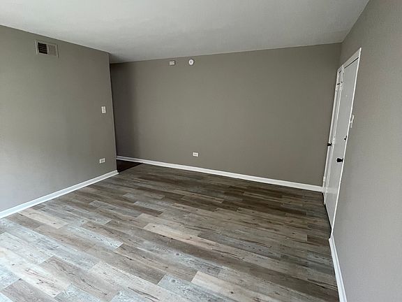 3rd image of 15006 Dorchester Ave APT 1W