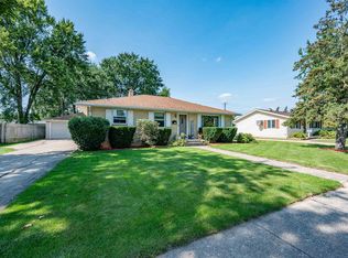 732 Suburban Dr, De Pere, WI 54115