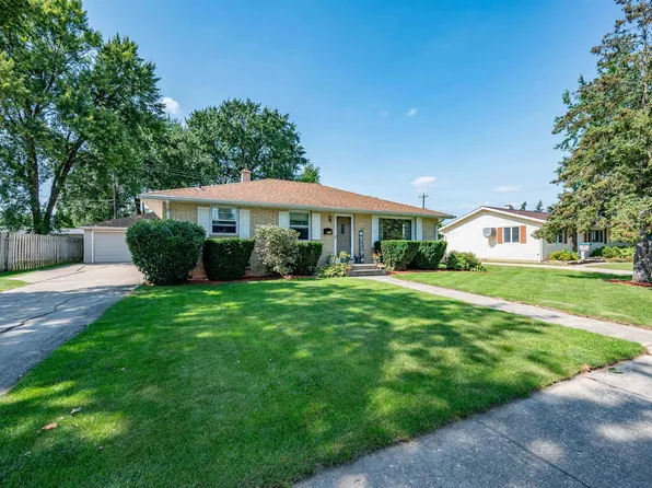 732 Suburban Dr, De Pere, WI 54115