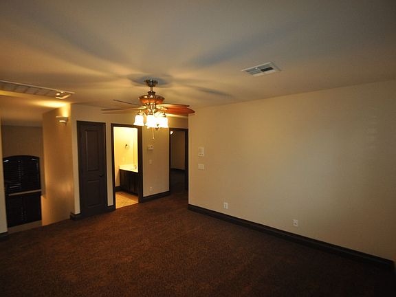 5th image of 696 Vineland Ave