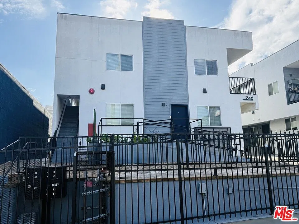 1 bed, 1.0 bath, 570 sqft, $2,150 — Photo 2