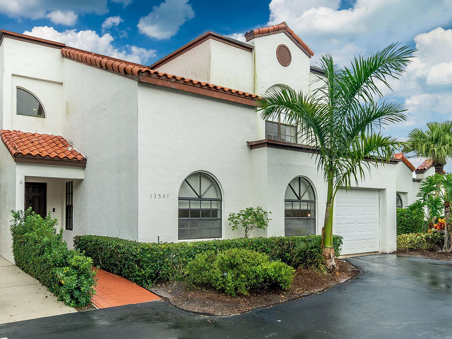 3 bed, 2.5 bath, 2026 sqft, $3,800 — Photo 2