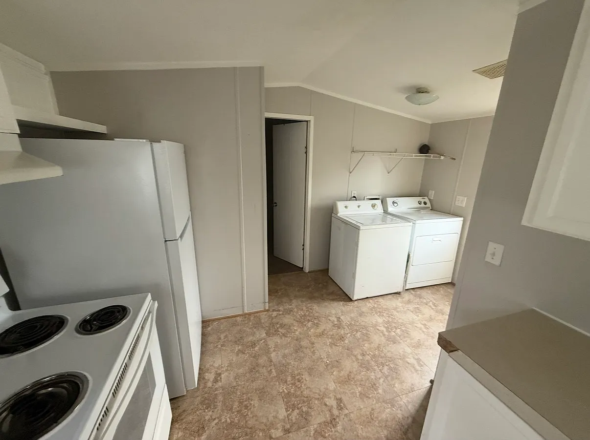 2 bed, 1000 sqft, $1,275 — Photo 2