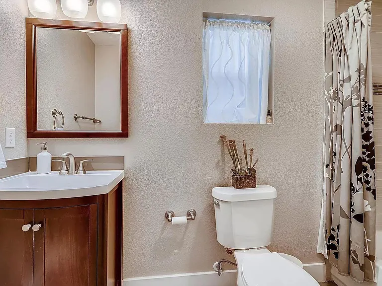 2429 N Clarkson St — Photo 10