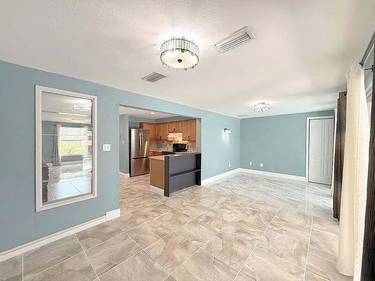 2055 Hyatt Dr — Photo 7