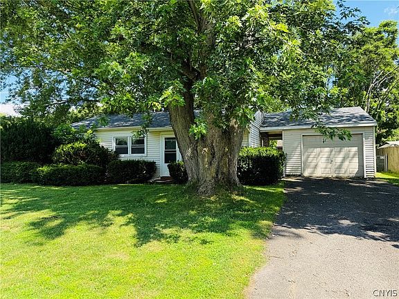 3rd image of 5 Woodcrest Dr