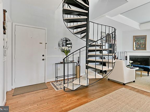 5th image of 411 S Columbus St APT 6