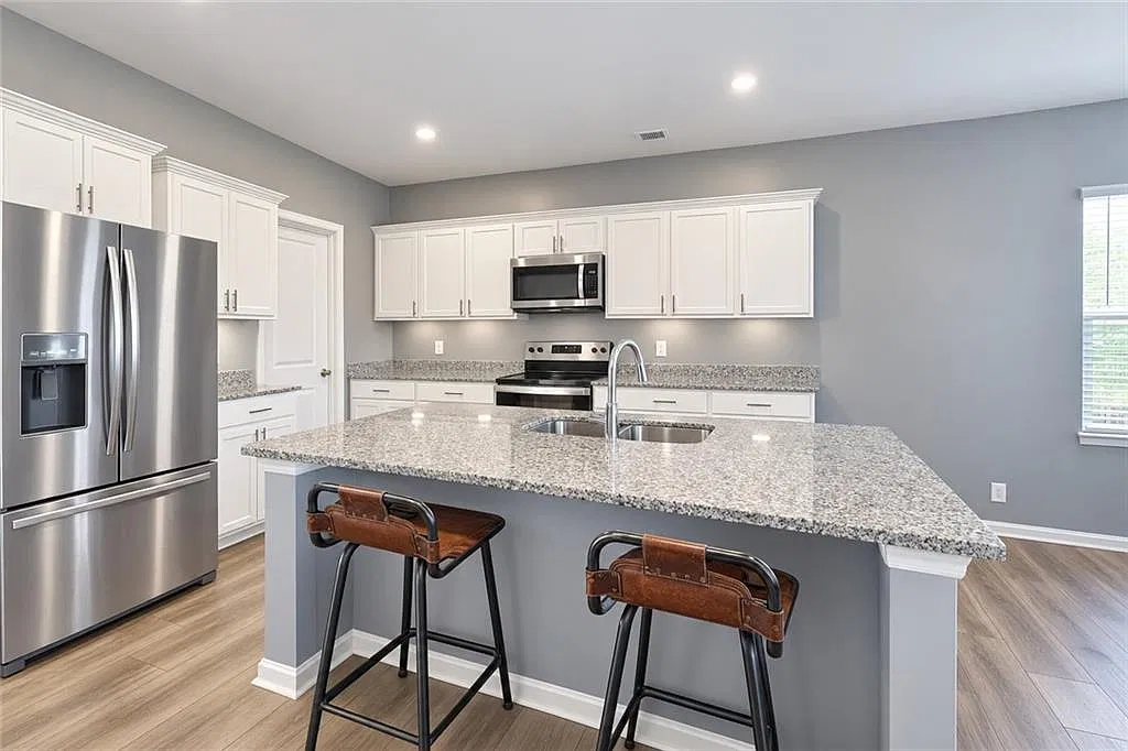 5 bed, 2.5 bath, 2313 sqft, $2,550 — Photo 3