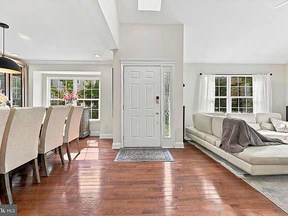 3rd image of 152 Canterbury Ln
