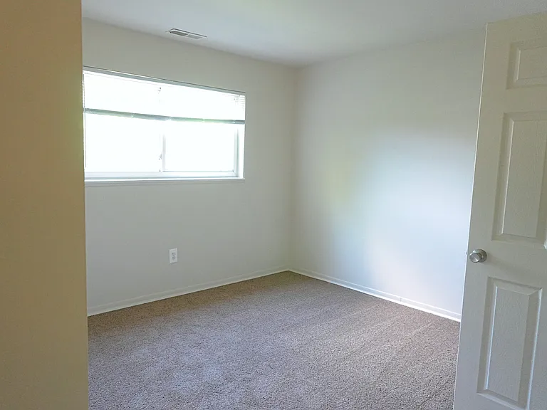 Edmondson Park Apartments — Photo 16