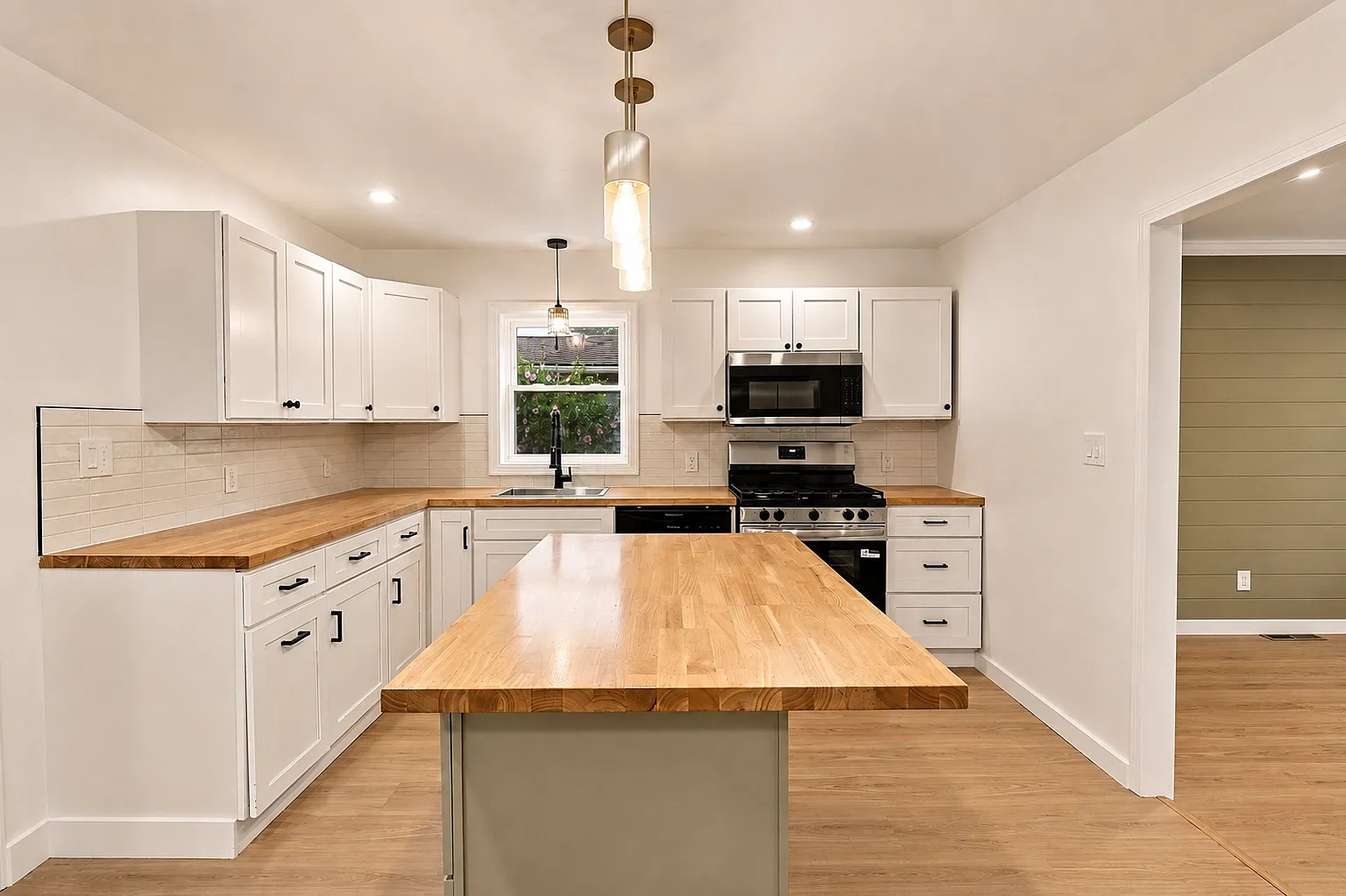 3 bed, 1.5 bath, 1323 sqft, $2,750 — Photo 2
