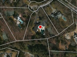 4 Highland Ct, Old Westbury, NY 11568