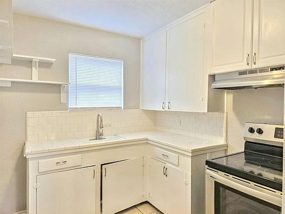 5th image of 1136 5th Ave N #1136