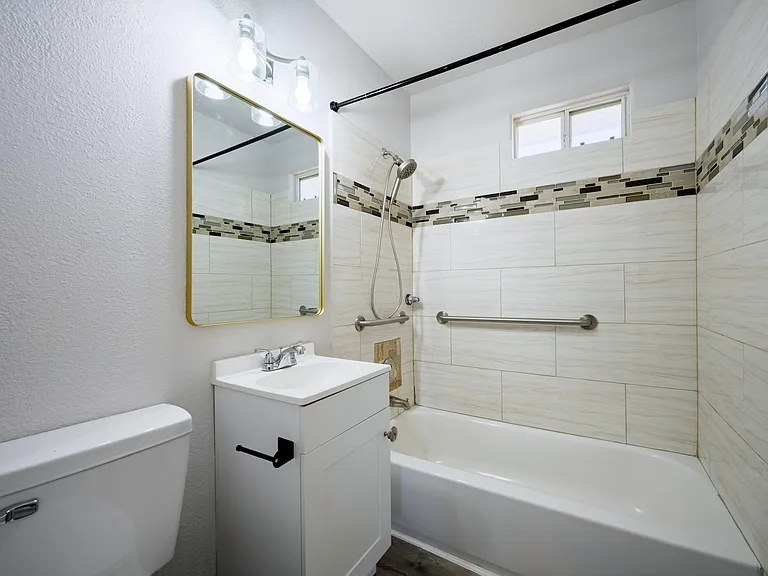 343 Tungsten Street Studio - For RENT - BATHROOM