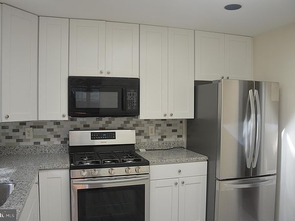 3rd image of 1446 Mayflower Dr