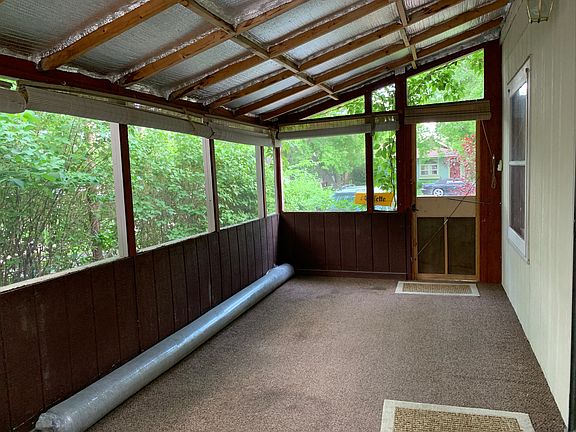 Screened-In Porch
