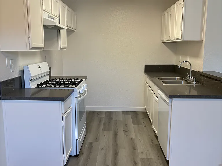 1319 Peckham St #19 — Photo 6