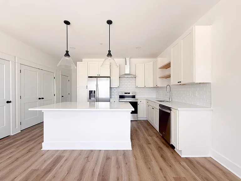 1385 Meridian St — Photo 9