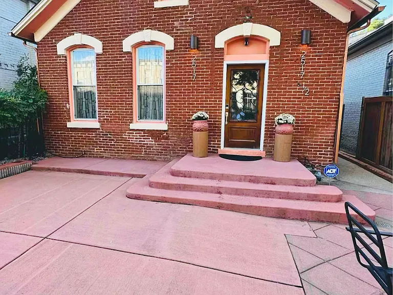 2517 Curtis St — Photo 2