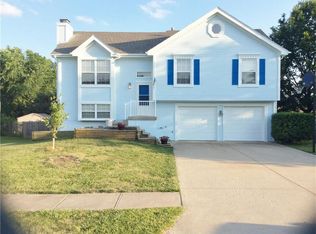 1905 Pawnee Dr, Greenwood, MO 64034