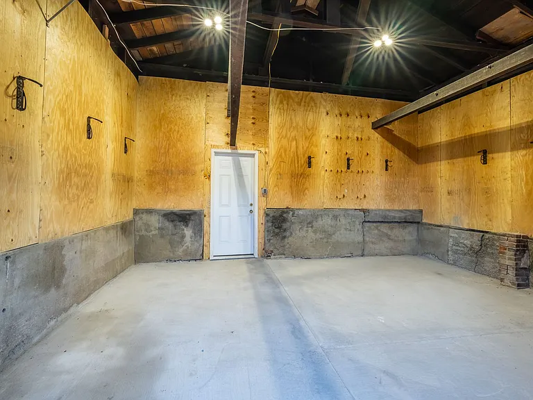 Student Housing 5 bedroom House Available Now & 2026-2027 School Year! — Photo 24