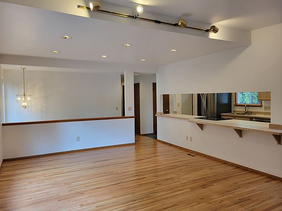 5th image of 12113 SE 45th Pl