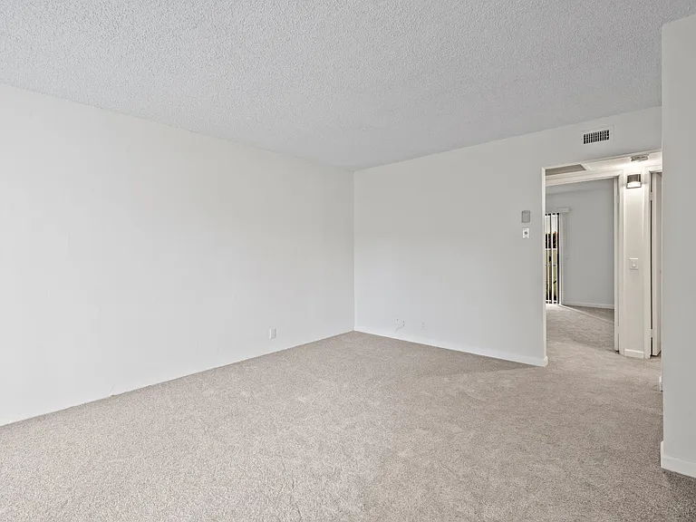 500 Glenwood Cir #411 — Photo 3