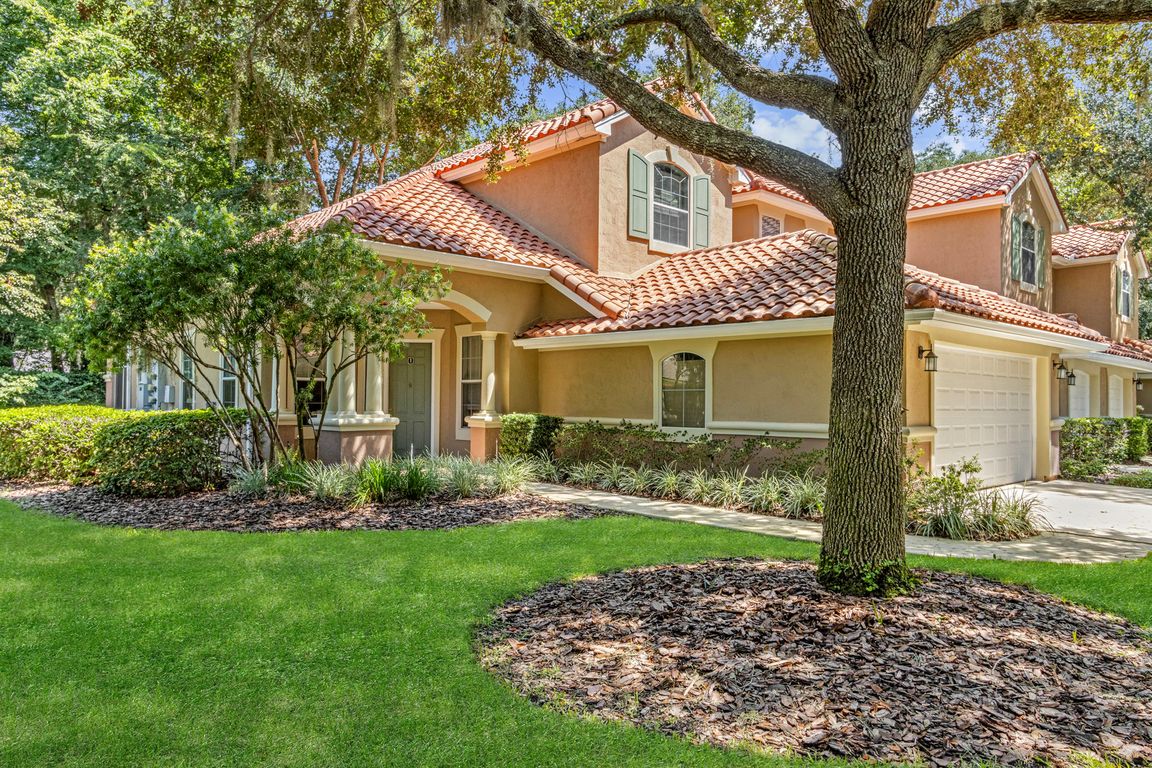 Come see this beautiful end-unit Mediterranean villa offering spacious indoor and outdoor living ...