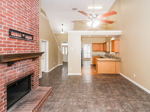 4th image of 552 Pantherburn Cir S