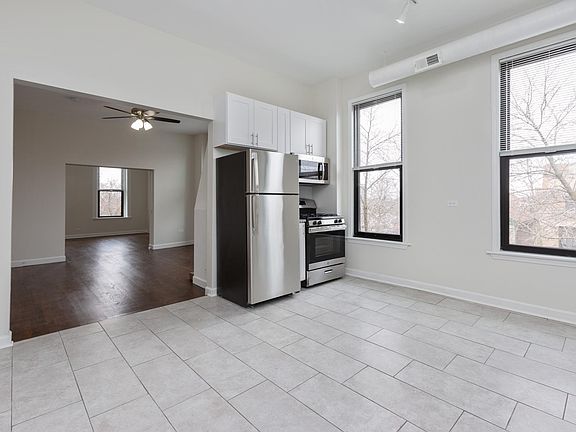 2nd image of 1307 N Leavitt St #3W