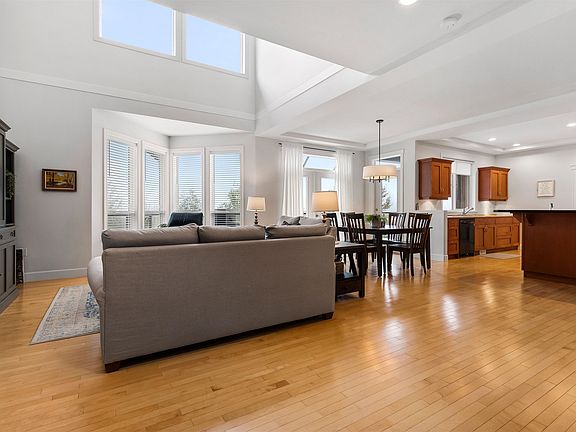 5th image of 46052 Bridle Ridge Cres