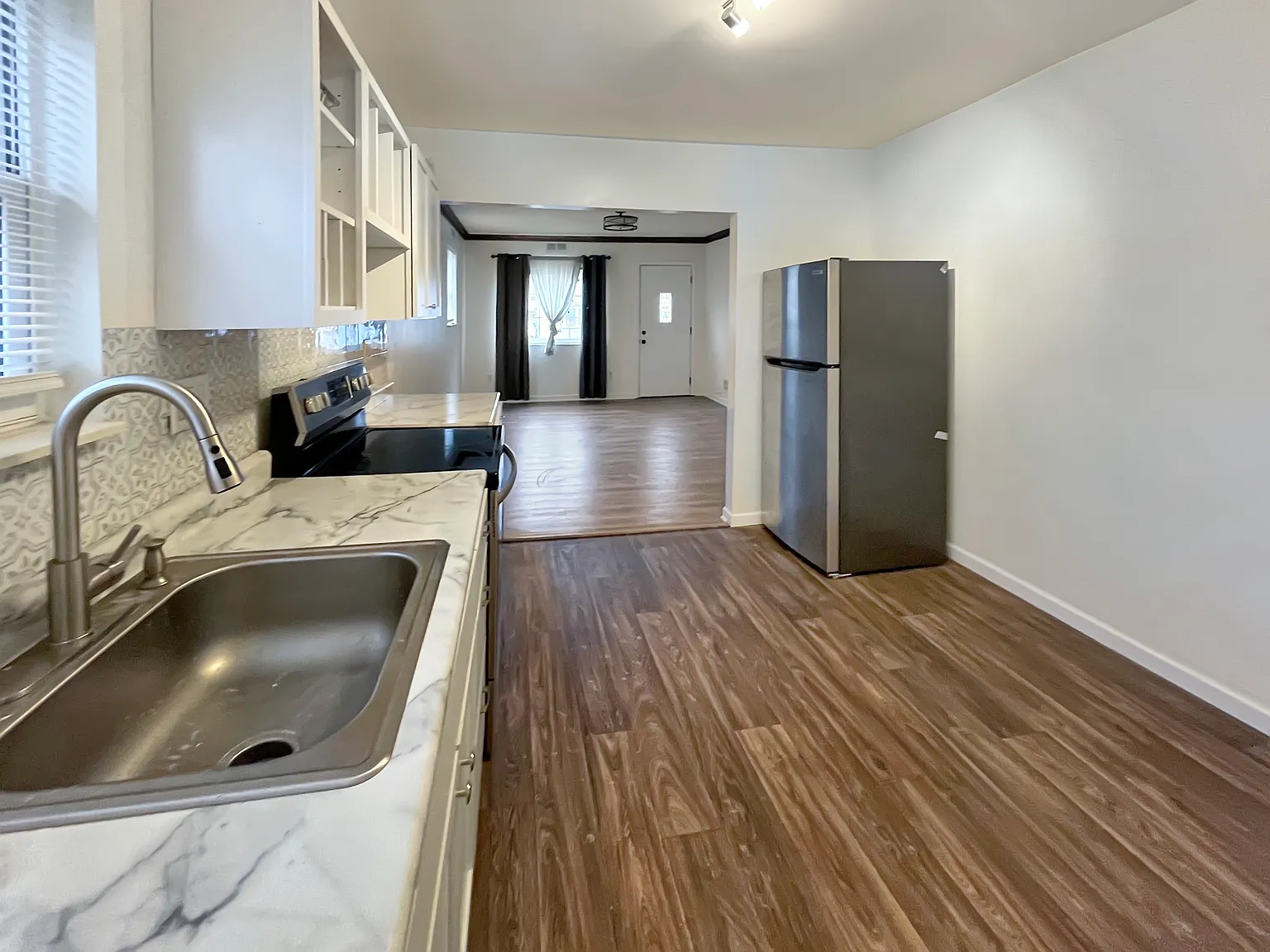 2 bed, 701 sqft, $1,200 — Photo 4
