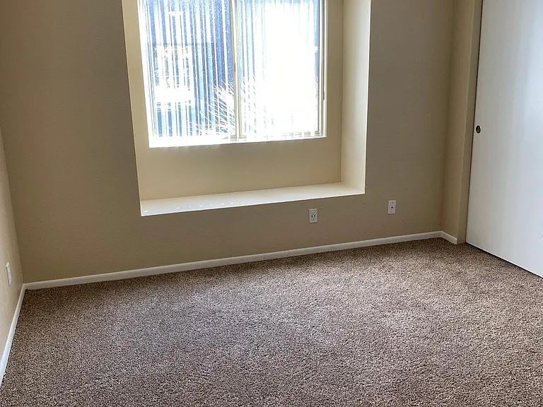 downstairs 2 bedroom - main bedroom window seat